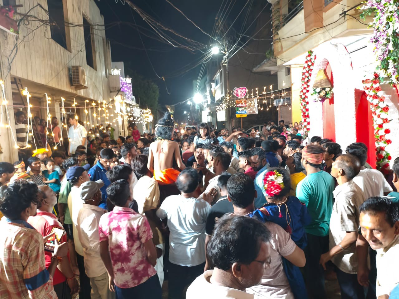 झांकियां देखने के लिए श्रद्धालुओं की भीड़ उमड़ी।