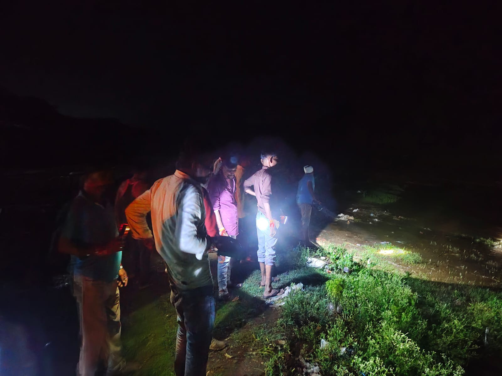 लोगों के मना करने के बावजूद बाढ़ में उतरा था युवक।