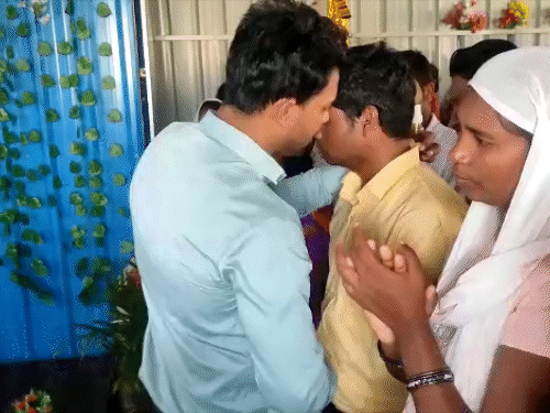 पास्टर ने आंखें बंद कर जोर-जोर से प्रार्थना की और फिर उसके कान में कुछ कहा।