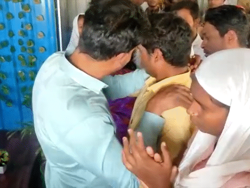 पास्टर ने तेल की एक शीशी निकाली, उसने युवक के हाथ पर तेल लगाया।