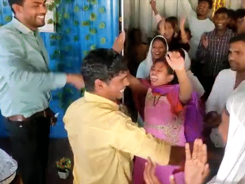 कुछ ही सेकेंड बाद युवक का हाथ धीरे-धीरे कांपने लगा और फिर ऊपर उठ गया।