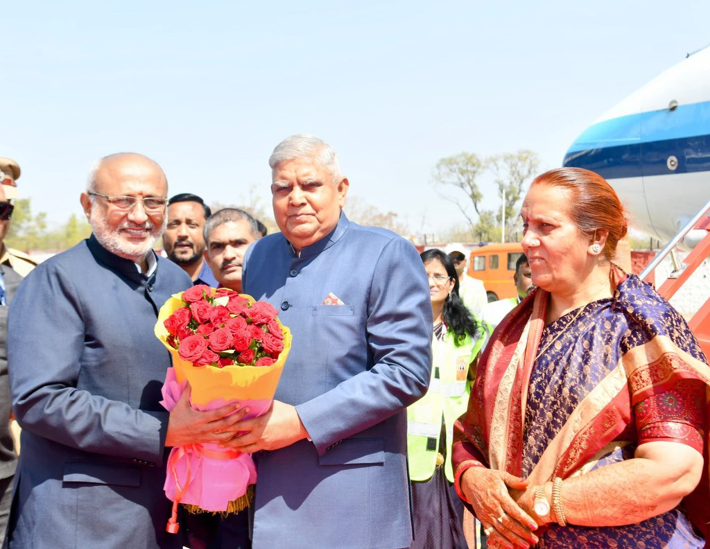 पूर्व उपराष्ट्रपति जगदीप धनकड़ के साथ NDA के उपराष्ट्रपति उम्मीदवार राधाकृष्णन।