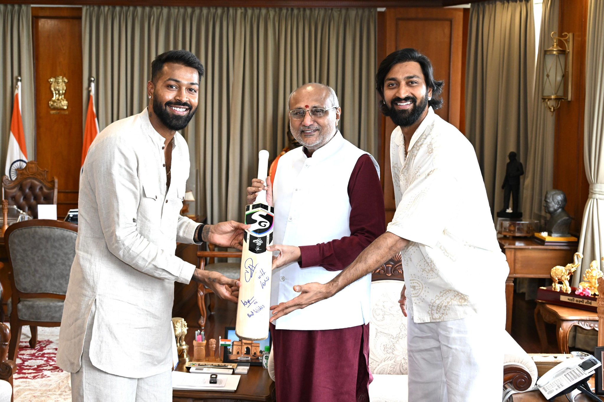 भारतीय क्रिकेट टीम के खिलाड़ी हार्दिक और क्रुणाल पांड्या के साथ राधाकृष्णन।