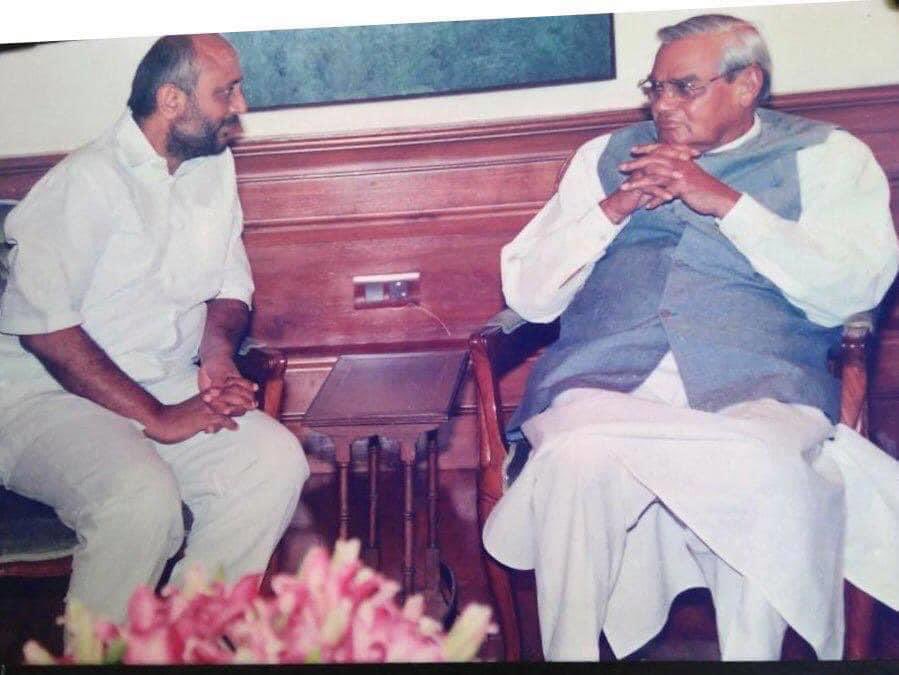 पूर्व प्रधानमंत्री अटल बिहारी वाजपेयी के साथ सीपी राधाकृष्णन।