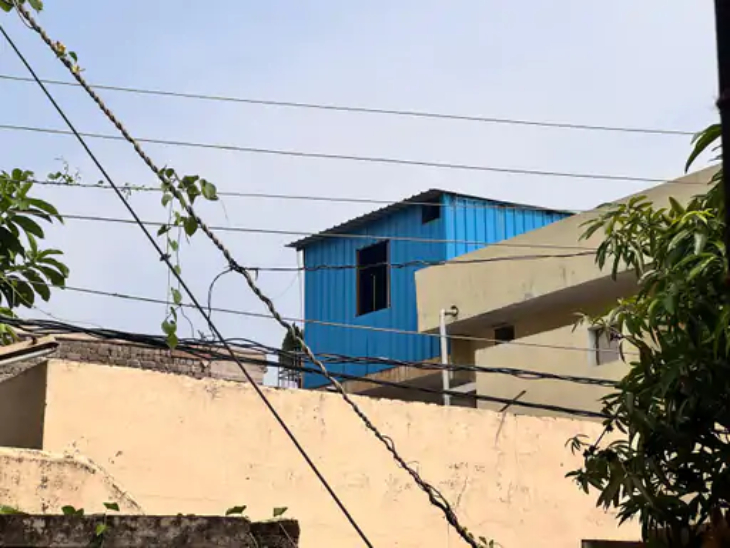 मोहल्लेवासियों के अनुसार इसी घर में धर्म परिवर्तन कराया जा रहा था। फिलहाल, पुलिस ने कमरे को लॉक कर दिया है।