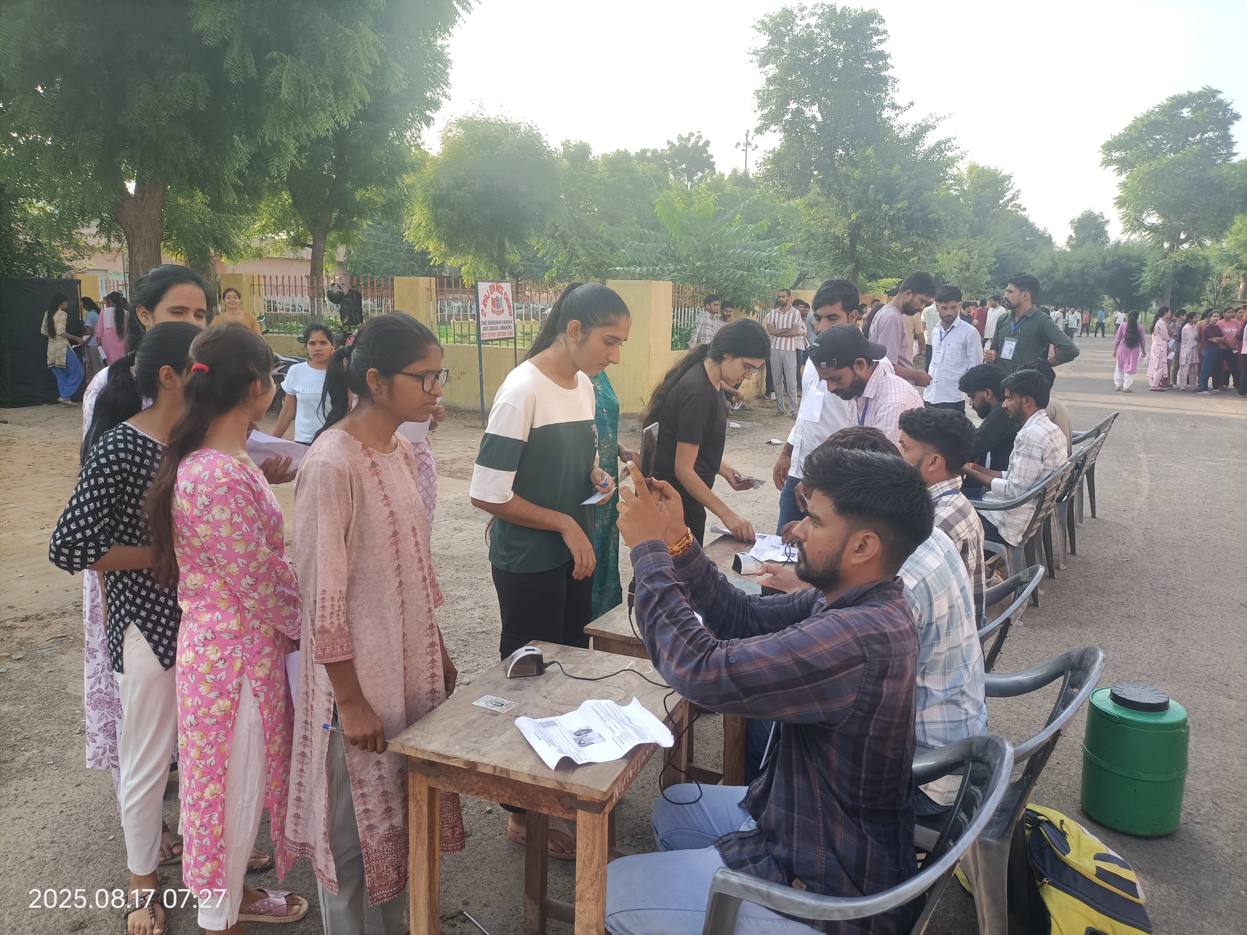 त्रि-स्तरीय जांच से गुजरते हुए अभ्यर्थी, सुरक्षा में तैनात पुलिसकर्मी और स्टाफ।