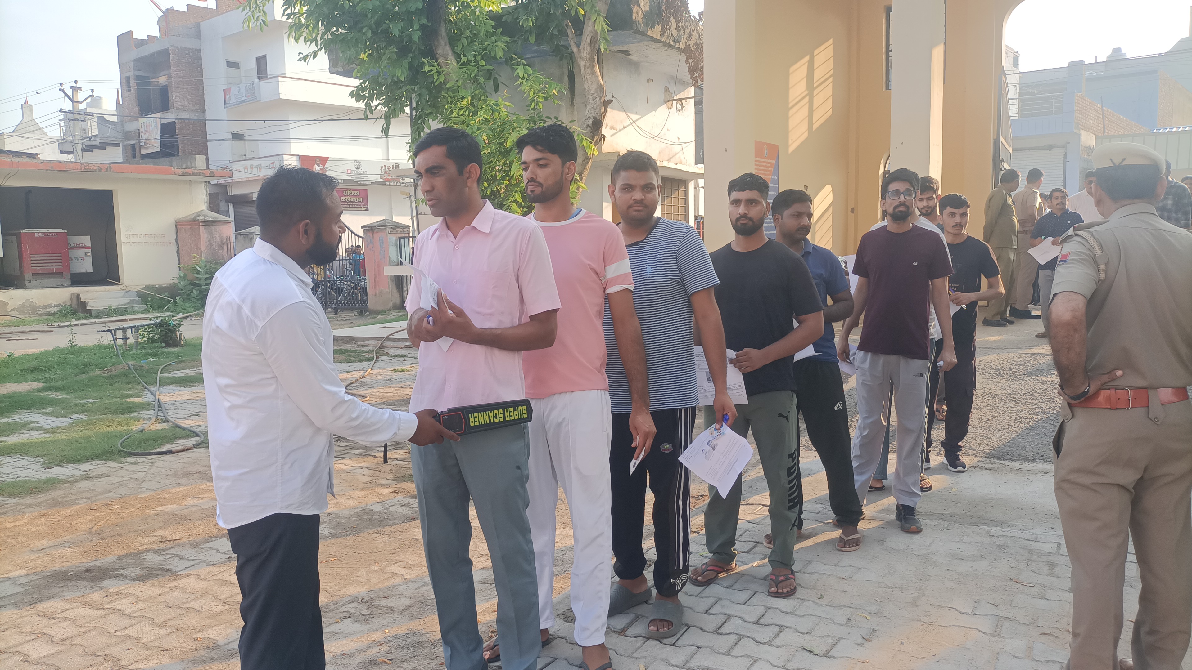 ड्रेस कोड का पालन करते हुए परीक्षा देने पहुंचे अभ्यर्थी, गहनों और प्रतिबंधित सामान की जांच।