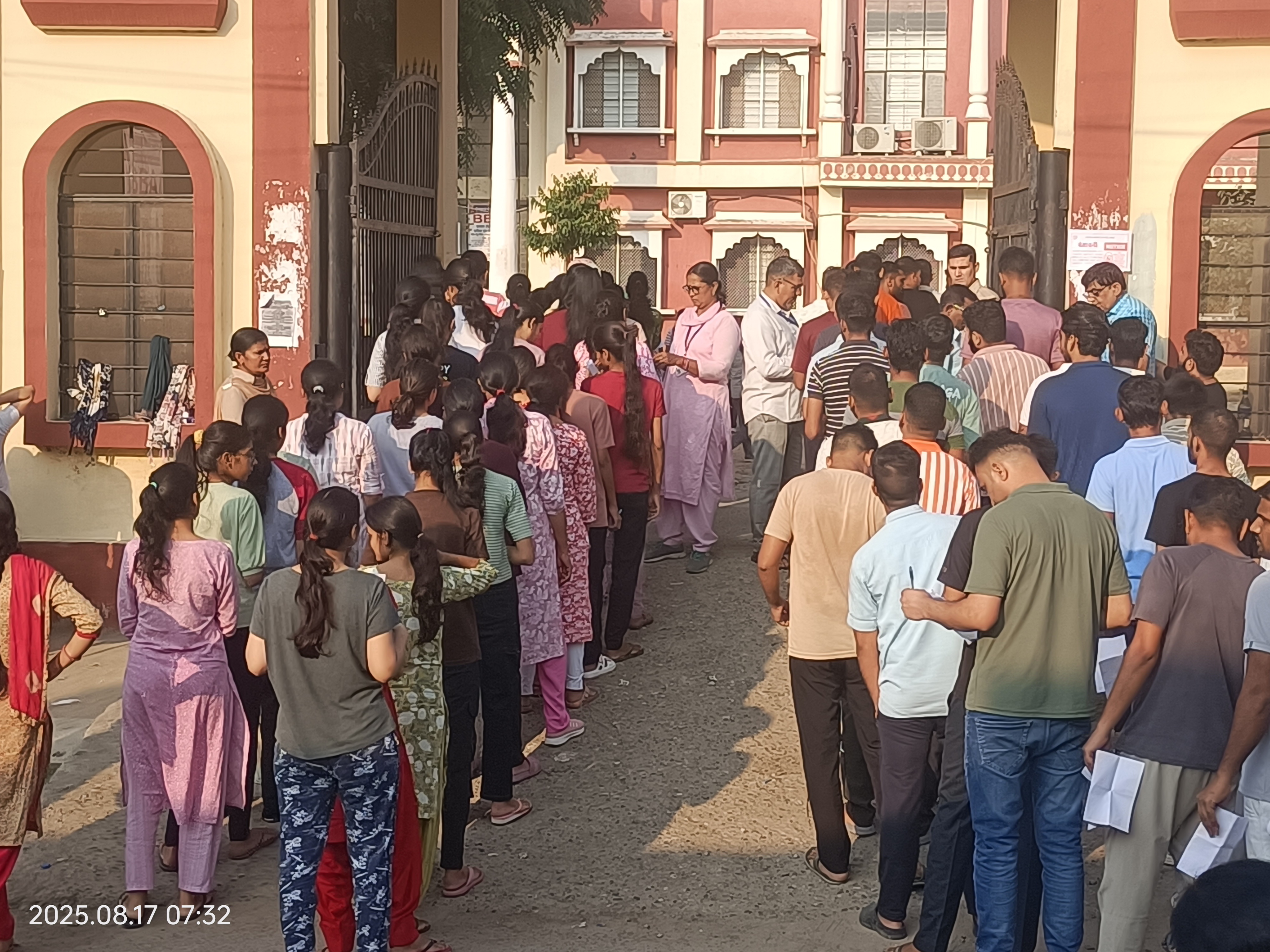 परीक्षा केंद्र के बाहर सुबह से लगी अभ्यर्थियों की लंबी कतार, समय पर प्रवेश के लिए उमड़ी भीड़।