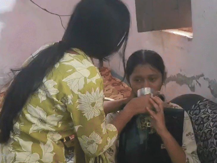 पार्वती की बहन निशा उसकी सहेली को ढांढस देते हुए। रानी इस समय डिप्रेशन में है।