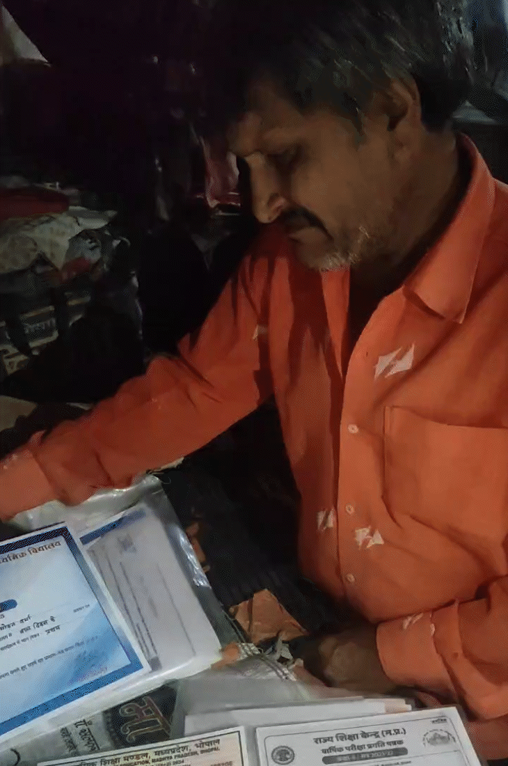 पिता मोहन पार्वती की मार्कशीट दिखाते हुए। 10वीं और 11वीं में वह फर्स्ट डिवीजन पास हुई थी।