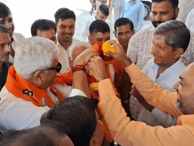 भाजपा कार्यालय में जब एक पदाधिकारी ने मंत्री गजेंद्र सिंह को माला पहनानी शुरू की तो गजेंद्र सिंह ने माला वापस उसे पहना दी।