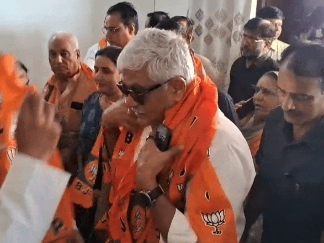 सीकर में भाजपा कार्यालय पर गजेंद्र सिंह शेखावत का स्वागत करते कार्यकर्ता।