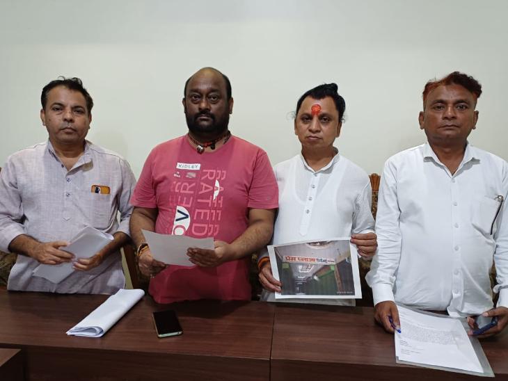 होटल नवीन में प्रेस कान्फ्रेंस के दौरान जानकारी देते विनोद कश्यप व उनके भाई।