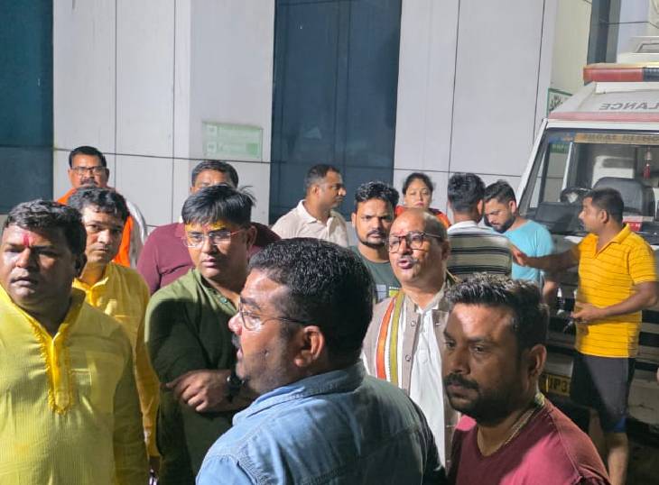 एपेक्स ट्रॉमा सेंटर-2 परिसर में घायलों के परिजनों और आसपास के लोगों की भीड़ लग गई।