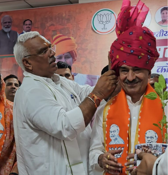 कार्यक्रम में गृह राज्य मंत्री जवाहर सिंह बेढम भी मौजूद रहे। उन्होंने राठौड़ का साफा पहना कर स्वागत किया।