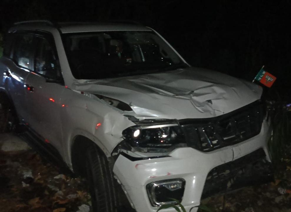 कार भी क्षतिग्रस्त हो गई। प्रत्यक्षदर्शियों ने बताया- टक्कर मारने के बाद ड्राइवर फटे टायर पर करीब डेढ़ किमी तक कार भगाकर ले गया था।