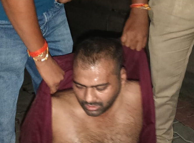 पुलिस ने ड्राइवर को हिरासत में लिया है। पुलिस उससे पूछताछ कर रही है।