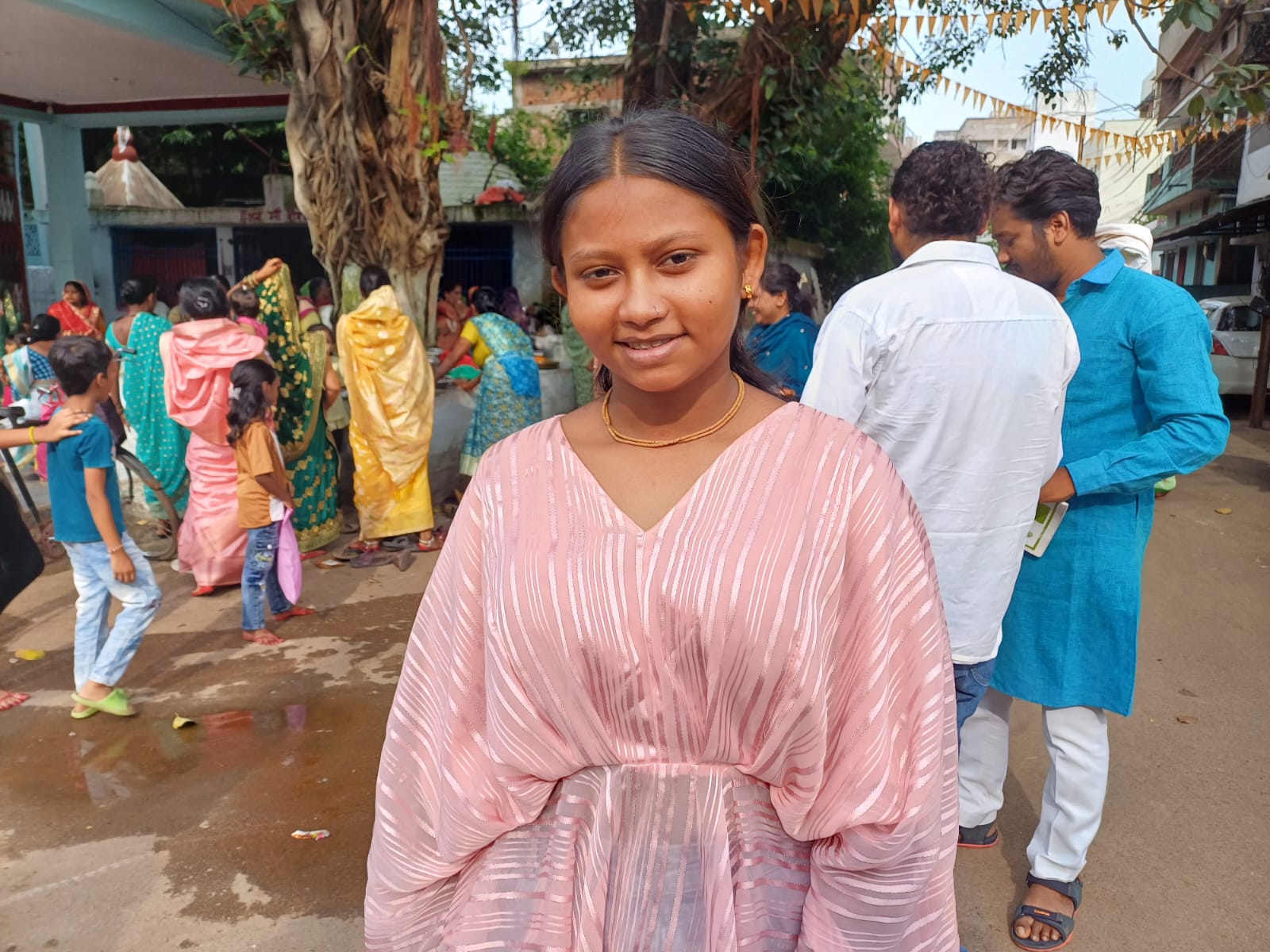 रश्मि निर्मलकर का कहना है कि उन्हें धर्म बदलने 5 लाख रुपए देने का लालच दिया गया।