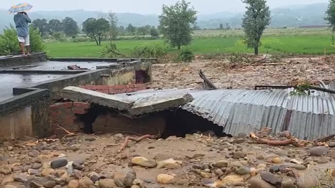 बादल फटने के बाद मलबे के कारण घर क्षतिग्रस्त हो गया।