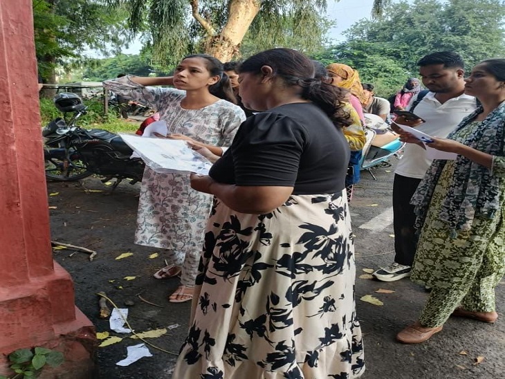 राजस्थान कर्मचारी चयन बोर्ड जयपुर की ओर से शुरू हुई पटवारी भर्ती परीक्षा में शहर के सरकारी फतह स्कूल सेंटर पर कक्षा कक्ष की जानकारी देखते अभ्यर्थी।