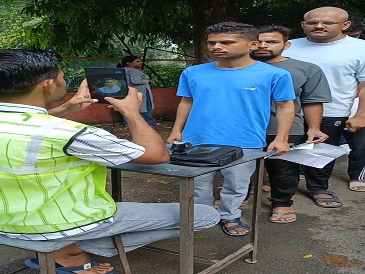 डॉक्यूमेंट सहित पुख्ता चेकिंग के बाद अभ्यर्थियों को एंट्री दी गई।