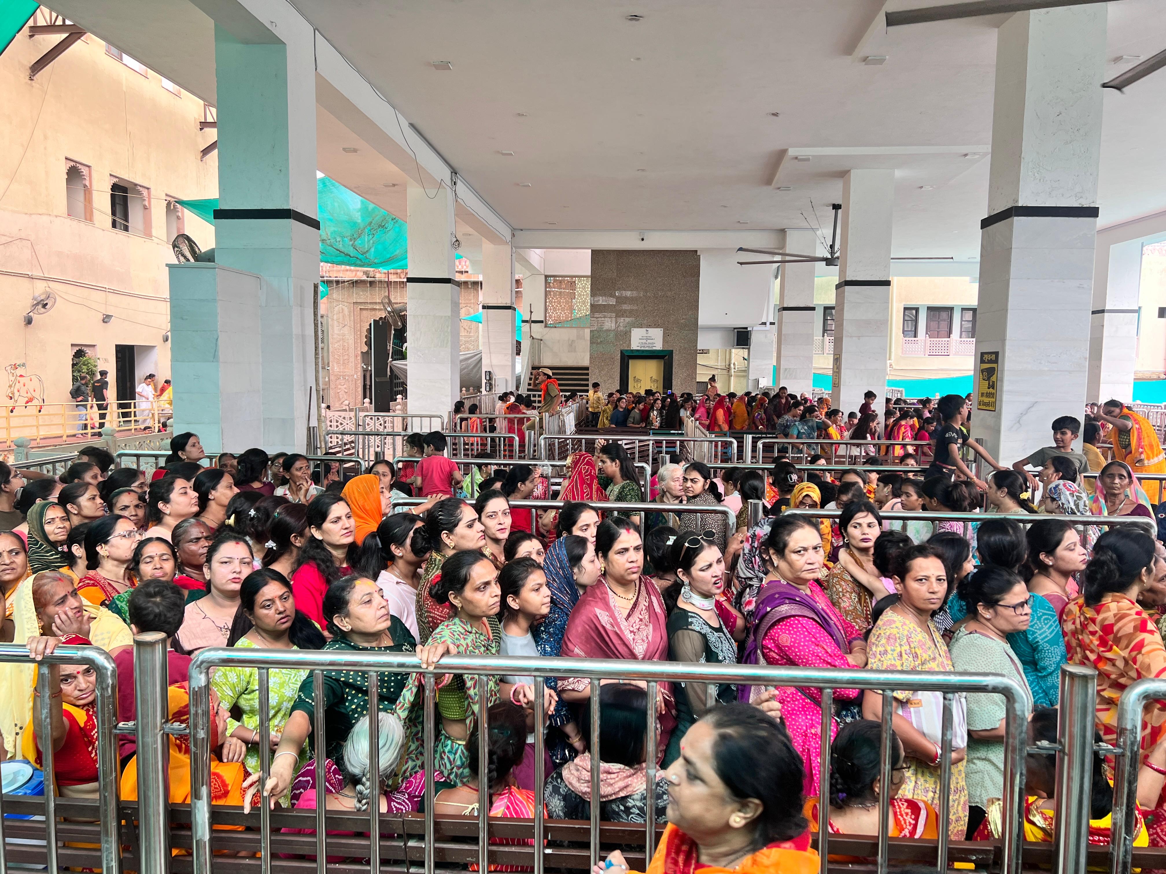 नंदोत्सव में शामिल होने के लिए श्रद्धालुओं की लम्बी कतारे लग गई।