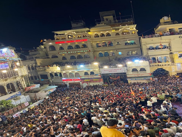 जगदीश मंदिर चौक में देर रात मटकी फोड़ कार्यक्रम में बड़ी संख्या में शहरवासी पहुंचे। उन्होंने इस कार्यक्रम का भरपूर आनंद लिया।