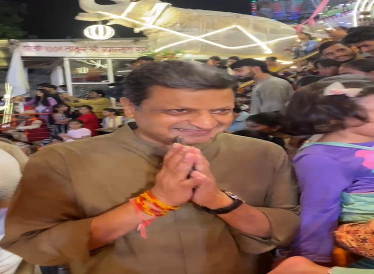 जगदीश मंदिर चौक में हुए मटकी फोड़ कार्यक्रम में उदयपुर एसपी योगेश गोयल भी पहुंचे। उन्होंने कुछ देर यहां रुककर कार्यक्रम देखा और सुरक्षा व्यवस्था की जानकारी ली।