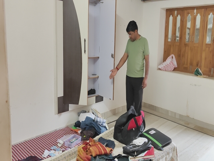 लोहे के सरियों से तोड़े ताले, अलमारी से निकाले कैश रुपए व जेवरात।