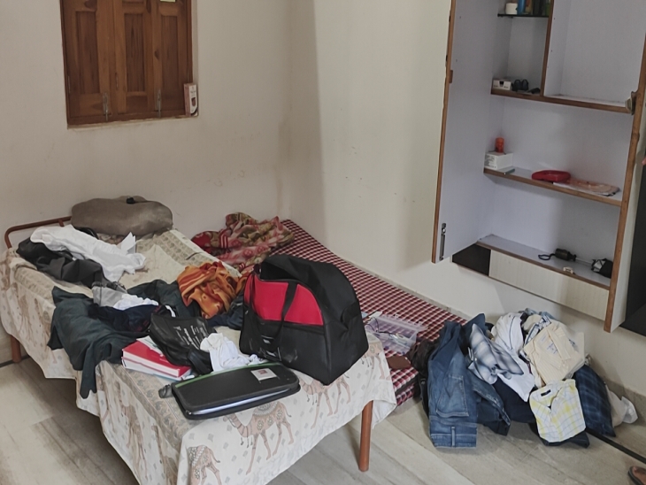 पूरा सामान किया अस्त-व्यस्त।