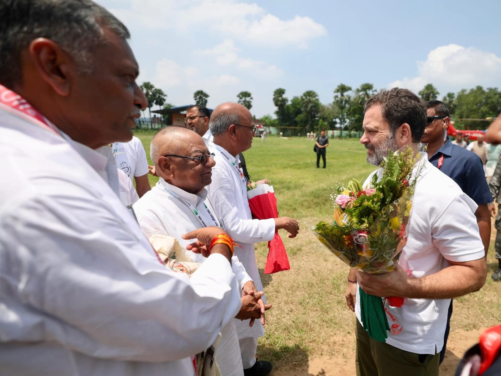 सासाराम में राहुल गांधी का स्वागत करते हुए कांग्रेस प्रदेश अध्यक्ष राजेश राम।