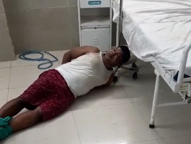 हॉस्पिटल में हंगामा करने वाले टीचर को हाथ-पैर बांधकर रखा