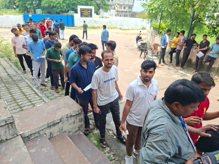 एग्जाम सेंटर में एंट्री करते अभ्यर्थी।