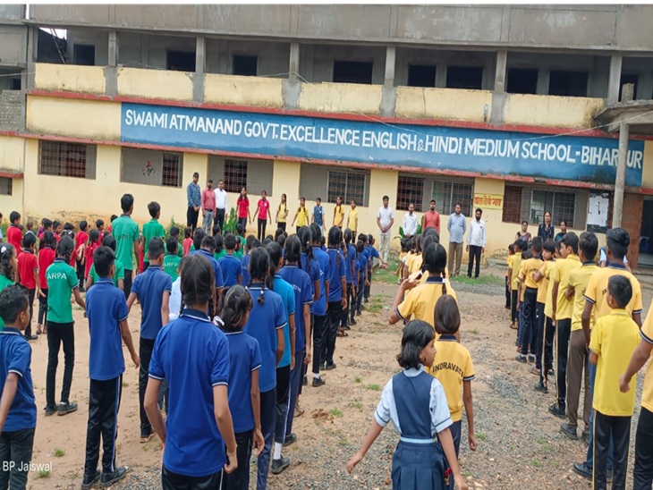 बिहारपुर आत्मानंद स्कूल में लेक्चरर के पद पर पदस्थ है टीचर