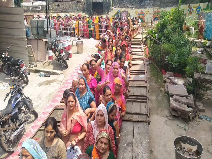 मथुराधीश प्रभु के दर्शनों के लिए पाटनपोल में लंबी कतारें लगी