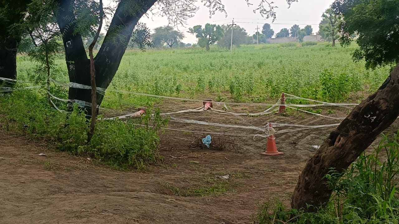 Manisha's body was found in the fields of Singhani village in Bhiwani. The police have seat that place.