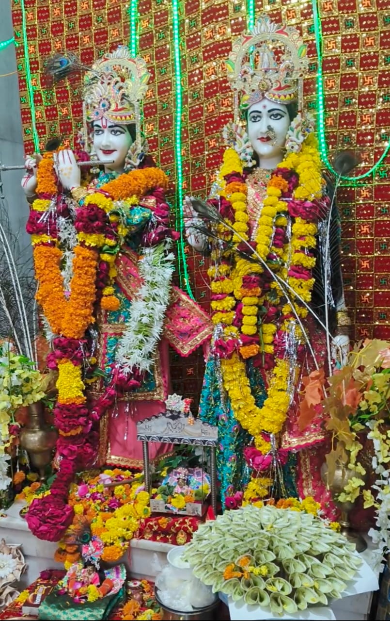 राम मंदिर में स्थित कृष्ण-राधा का किया श्रृंगार।