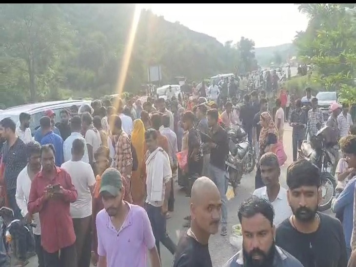 हादसे के बाद मौके पर भीड़ जमा हो गई। ट्रैफिक जाम हो गया।