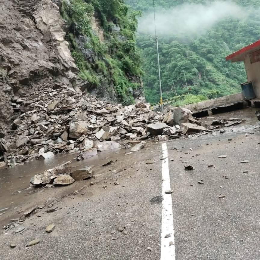 चंडीगढ़ मनाली फोरलेन पर जोगनी मोड़ के पास लैंडस्लाइड।