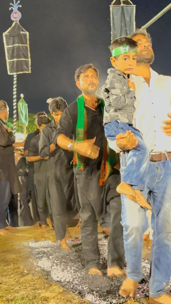 बच्चे, नौजवान और बुजुर्ग या हुसैन के नारे लगाते हुए दहकते अंगारों पर चले।
