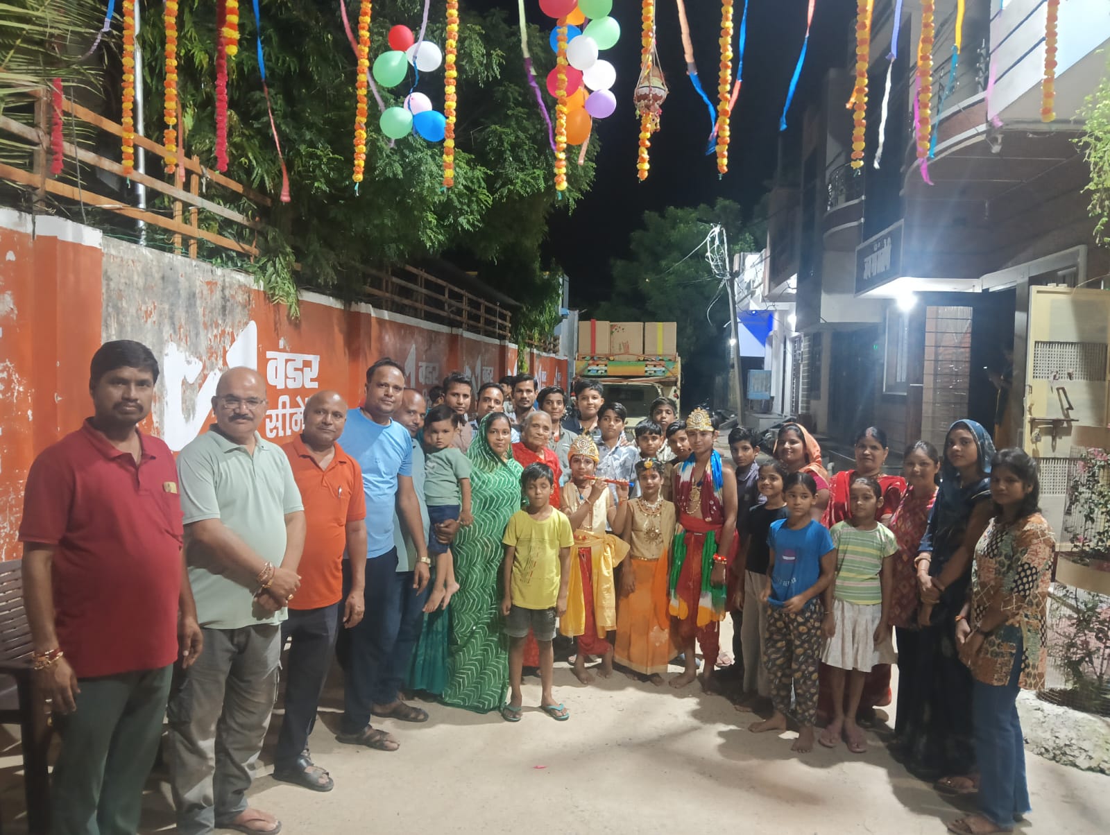 विकास नगर में मटकी फोड़ प्रतियोगिता के दौरान लोग मौजूद रहे।