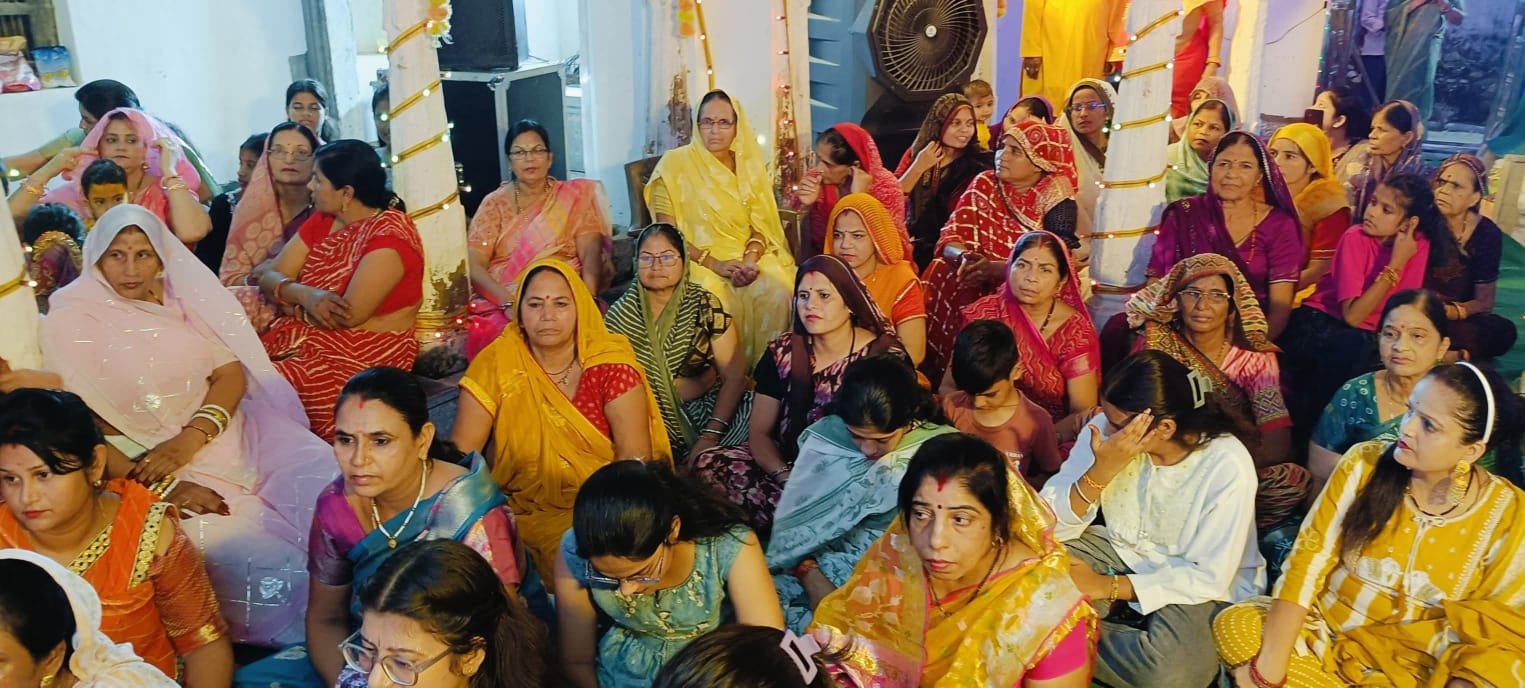 नवग्रह मंदिर पर भजन संध्या पर महिलाएं उपस्थित रही।