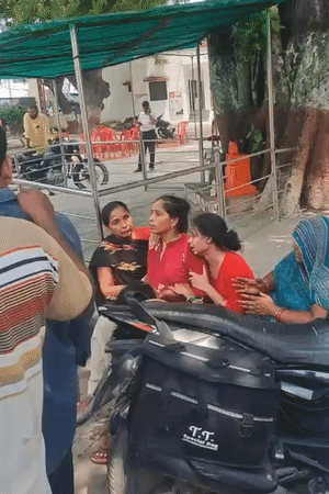 मऊआइमा थाने पर अमन की मां और बहन रोती रहीं।