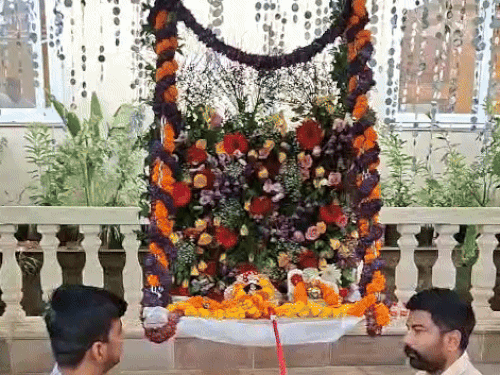 रात 12 बजे ठाकुरजी का प्रकाट्य हुआ और भक्तों को दर्शन हुए।