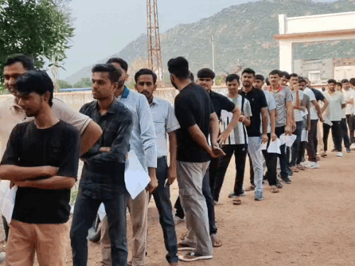 सेन्टर के गेट के बाहर परीक्षार्थियों की लगी कतार।