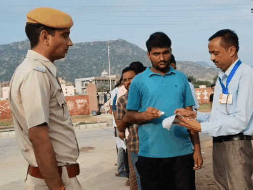 जांच के बाद प्रवेश देते हुए पुलिस व टीम।