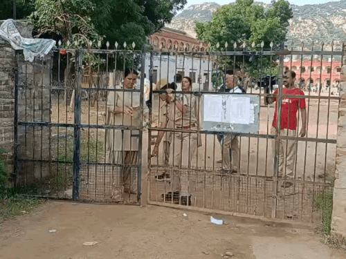 8 बजे सेन्टर के गेट को बंद कर दिया।