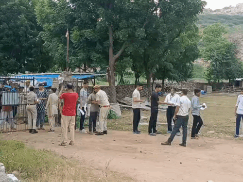 सेन्टर में जांच के बाद प्रवेश देते हुए जांच टीम।