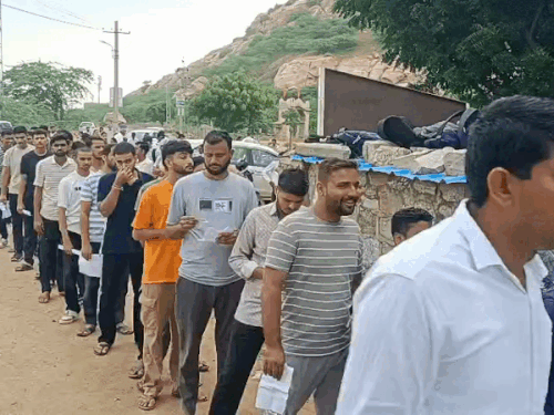 परीक्षार्थियों की लगी कतार।