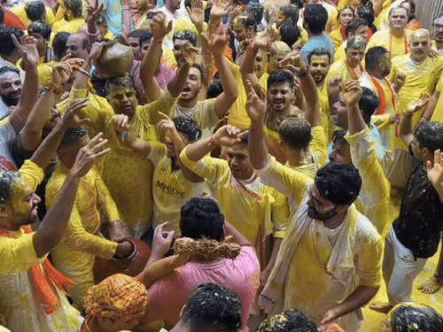 नंदोत्सव का श्रद्धालु भजनों पर नाचते-गाते रहे।